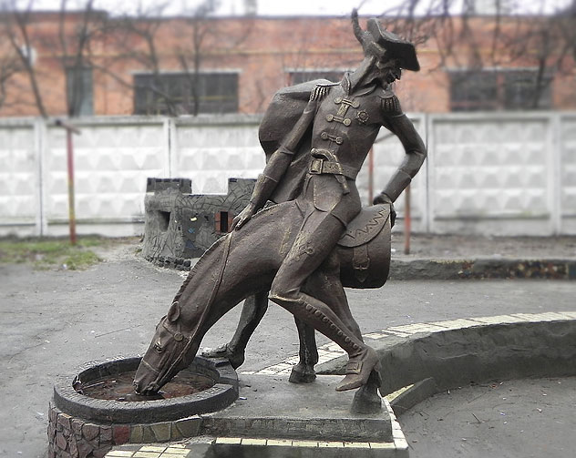 Памятник Барону Мюнхгаузену в центре Хмельницкого